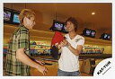 【中古】生写真(ジャニーズ)/アイドル/KAT-TUN KAT-TUN/田中聖・赤西仁/横型・膝上・緑チェック柄シャツ・白シャツ・ジーンズ・赤西両手赤色帽子・背景ボウリング場・笑顔/公式生写真