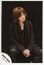 【中古】生写真(ジャニーズ)/アイドル/KAT-TUN KAT-TUN/赤西仁/黒ジャケット・黒ストール・座り・両手重ね・ネックレス・顔右向き・背景黒/公式生写真(3)