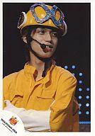 【中古】生写真(ジャニーズ)/アイドル/関ジャニ∞ 関ジャニ∞/錦戸亮/ライブフォト・バストアップ・関ジャニ戦隊∞レンジャー衣装黄色・腕組み・顔右向き・イヤホンマイク・腕組み・「WAKAYAMA 0609」/公式生写真