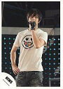 【中古】生写真(ジャニーズ)/アイドル/NEWS NEWS/山下智久/ライブフォト・膝上・ベージュシャツ・「NEWS」の文字・左手マイク・右手腰・ジーンズ/公式...