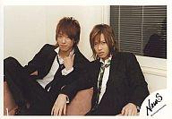 【中古】生写真(ジャニーズ)/アイドル/NEWS NEWS/小山慶一郎・山下智久/横型・スーツ黒・ソファ座り・背景窓/公式生写真