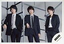 【中古】生写真(ジャニーズ)/アイドル/嵐 嵐/松本・櫻井・二宮/横型・膝上・衣装黒スーツ・背景グレー・足場パイプ/「ワイルドアットハート」/公式生写真