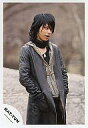 【中古】生写真(ジャニーズ)/アイドル/KAT-TUN KAT-TUN/上田竜也/膝上・グレーコート・ジッパー付きパーカー・ネックレス・両手ポケット・体右向き・...