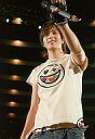 【中古】生写真(ジャニーズ)/アイドル/NEWS NEWS/山下智久/ライブフォト・膝上・ベージュ色シャツ・左手マイク・ジーンズ・微笑/「NEWS CONCERT TOUR pacific 2007-2008」ライブフォトセット