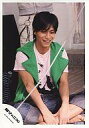 【中古】生写真(ジャニーズ)/アイドル/関ジャニ∞ 関ジャニ∞/錦戸亮/緑ベスト・ピンクシャツ・ジーンズ・あぐら・両手足・目線下・床グレーのタイル・後ろにメンバー/公式生写真