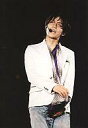 【中古】生写真(ジャニーズ)/アイドル/NEWS NEWS/錦戸亮/ライブフォト・膝上・白ジャケット・白・黒のストール・イヤホンマイク・ジーンズ・背景黒・枠無し/公式生写真