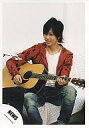 【中古】生写真(ジャニーズ)/アイドル/NEWS NEWS/山下智久/赤色パーカー・白インナー・ジーンズ・両手ギター・目線左下・白色ソファ/公式生写真