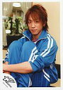 【中古】生写真(ジャニーズ)/アイドル/NEWS NEWS/小山慶一郎/青ジャージ・体育座り・腕まくり・カメラ目線/写真左下に「Keiichiro」/公式生写真