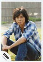 【中古】生写真(ジャニーズ)/アイドル/嵐 嵐/松本潤/座り・白シャツ・青チェックシャツ・ジーンズ・屋外/公式生写真