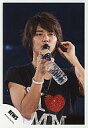 【中古】生写真(ジャニーズ)/アイドル/NEWS NEWS/手越祐也/ライブフォト・上半身・Tシャツ黒・右手マイク、ペットボトル・目線右/公式生写真