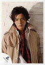 【中古】生写真(ジャニーズ)/アイドル/嵐 嵐/松本潤/腰上・白シャツ・茶コート・赤黒スカーフ/公式生写真