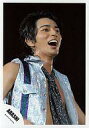 【中古】生写真(ジャニーズ)/アイドル/嵐 嵐/松本潤/ライブフォト・腰上・ジャケット銀・口開き・背景黒/公式生写真