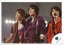 【中古】生写真(ジャニーズ)/アイドル/NEWS NEWS/小山慶一郎・内博貴・手越祐也/横型・センター内・衣装紫.赤・上半身・ライブフォト/公式生写真