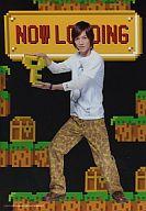 【中古】生写真(男性)/アイドル/D-BOYS D-BOYS STAGE 2010 trial-1「NOW LOADING」 ： D-BOYS/山田悠介/全身・Tシャツ白・ズボン迷彩柄・両手で鍵・カメラ目線/公式生写真