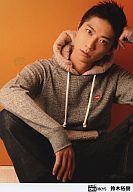 【中古】生写真(男性)/アイドル/D-BOYS D-BOYS/鈴木裕樹/座り・パーカーグレー・左手頭・カメラ目線・背景オレンジ/公式生写真