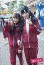 【中古】生写真(AKB48・SKE48)/アイドル/AKB48 仁藤・小森/赤ジャージ/後ろに峯岸/週刊AKB vol.10