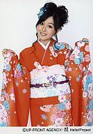 【中古】生写真(ハロプロ)/アイドル/モーニング娘。 モーニング娘/久住小春/膝上・着物オレンジ・花柄・両手袖掴み・背景白/公式生写真