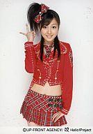 【中古】生写真(ハロプロ)/アイドル/モーニング娘。 モーニング娘/久住小春/膝上・衣装赤・リボン赤・右手ピース・背景白/公式生写真