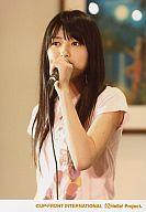 【中古】生写真(ハロプロ)/アイドル/°C-ute °C-ute/矢島舞美/ライブフォト 上半身 Tシャツピンク 左手マイク 目線左/公式生写真