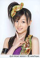 【中古】生写真(ハロプロ)/アイドル/モーニング娘。 久住小春/バストアップ・右手ピース・衣装黒紫・髪留めオレンジ緑/公式生写真