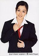 【中古】生写真(ハロプロ)/アイドル/モーニング娘。 久住小春/腰上・右手胸・白シャツ・赤ネクタイ・縦縞のスーツ/公式生写真