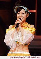 【中古】生写真(ハロプロ)/アイドル/モーニング娘。 久住小春/ライブフォト・腰上・両手でマイク持ち・衣装白黄・水色のバイザー/公式生写真