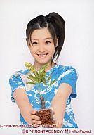 【中古】生写真(ハロプロ)/アイドル/モーニング娘。 久住小春/腰上・両手で苗木持ち・青シャツ/モーニング娘。”熱っちぃ地球を冷ますんだっ。”文化祭2006 in 横浜/公式生写真