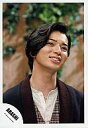 【中古】生写真(ジャニーズ)/アイドル/嵐 嵐/松本潤/バストアップ・コート黒・インナーチェック・口開け・後ろに植物/公式生写真