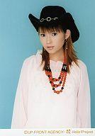 【中古】生写真(ハロプロ)/アイドル/モーニング娘。 モーニング娘。/安倍なつみ/膝上・衣装白緑・背景水色・髪飾りオレンジ・口開け/公式生写真