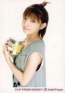 【中古】生写真(ハロプロ)/アイドル/モーニング娘。 モーニング娘。/後藤真希/上半身・衣装グレー・両手で缶持ち・横向き・背景白/公式生写真