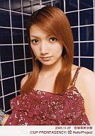 【中古】生写真(ハロプロ)/アイドル/モーニング娘。 モーニング娘。/後藤真希/バストアップ・衣装赤・口閉じ・カメラ目線・背景タイル青/「2005.11.27 宮城県民会館」/公式生写真