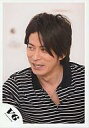 【中古】生写真(ジャニーズ)/アイドル/V6 V6/岡田准一/バストアップ・衣装ボーダーシャツ黒白・目線左・背景白/公式生写真
