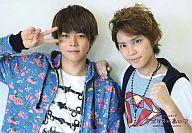 【中古】生写真(ジャニーズ)/アイドル/NEWS NEWS/手越祐也・増田貴久/横型・バストアップ・青色ジャケット・グレーインナー・右手ピース・手越右手グー・背景白/テゴマス 2ndライブ テゴマスのあい/公式生写真