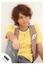 【中古】生写真(ジャニーズ)/アイドル/NEWS NEWS/手越祐也/黄色シャツ・チェック柄ベスト・ジーンズ・右手伸ばし・目線正面/公式生写真