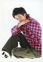 【中古】生写真(ジャニーズ)/アイドル/V6 V6/岡田准一/座り・衣装ピンク.黒・ズボンカーキ・右手口元・背景白/公式生写真
