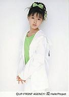 【中古】生写真(ハロプロ)/アイドル/モーニング娘。 久住小春/膝上・白ジャケット・緑インナー・両手合わせ・緑リボン・背景白・体右向き/公式生写真