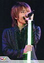 【中古】生写真(ジャニーズ)/アイドル/NEWS NEWS/手越祐也/ライブフォト・上半身・衣装紫・スタンドマイク・目線右・背景黒/Johnny’s web/公式生写真