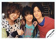 【中古】生写真(ジャニーズ)/アイドル/Hey! Say! JUMP Hey!Say!JUMP/山田涼介・知念侑李・中島裕翔/横型・センター知念.衣装緑・肩組む・カメラ目線/公式生写真