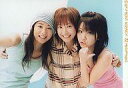 【中古】生写真(ハロプロ)/アイドル/モーニング娘。 モーニング娘。/新垣・藤本・田中/横型・上半身・センター藤本・田中左手グー・指立て・背景白・水色/公式生写真
