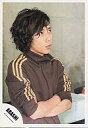 【中古】生写真(ジャニーズ)/アイドル/嵐 嵐/二宮和也/上半身・ジャージ茶色・腕組み・目線右上・背景グレー/公式生写真