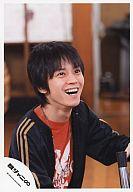 【中古】生写真(ジャニーズ)/アイドル/関ジャニ∞ 関ジャニ∞/渋谷すばる/バストアップ・衣装黒・金の三本ライン・シャツ赤・目線右・口開け/公式生写真