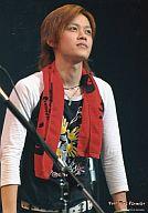 【中古】生写真(ジャニーズ)/アイドル/FiVe FiVe/石垣大祐/ライブフォト・上半身・衣装黒白・首からタオル赤・目線右・背景黒・右下ロゴ「Flat Five Flowers 」・枠無し/公式生写真