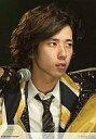 【中古】生写真(ジャニーズ)/アイドル/嵐 嵐/二宮和也/バストアップ・ジャケット黄色・ネクタイ・シャツ白・目線右・右手マイク・背景黒/johnny’s web