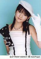 【中古】生写真(ハロプロ)/アイドル/モーニング娘。 道重さゆみ/腰上・左手で帽子つまみ・衣装白黒・帽子白・手袋白・ハートのイヤリング・背景水色/公式生写真