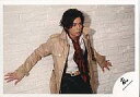 【中古】生写真(ジャニーズ)/アイドル/嵐 嵐/松本潤/横型・膝上・コートベージュ・両手壁・スカーフ赤・目線右/公式生写真