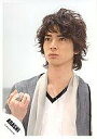 【中古】生写真(ジャニーズ)/アイドル/嵐 嵐/松本潤/バストアップ・スカーフ・ジャケットグレー・インナー白・目線左/公式生写真