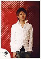 【中古】生写真(ジャニーズ)/アイドル/KAT-TUN KAT-TUN/中丸雄一/膝上・シャツ白・...