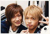 【中古】生写真(ジャニーズ)/アイドル/KAT-TUN KAT-TUN/上田竜也・赤西仁/横型・顔アップ・上田左手ピ..