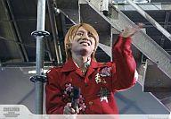 生写真(ジャニーズ)/アイドル/関ジャニ∞ 関ジャニ∞/安田章大/ライブフォト・横型・バストアップ・衣装赤・右手マイク・左手上・階段・枠無し/Johnny’s web/2007-2008COUNTDOEN CONCERT/公式生写真