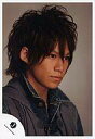 【中古】生写真(ジャニーズ)/アイドル/Kis-My-Ft2 Kis-My-Ft2/千賀健永/バストアップ・上着グレー・ジーンズジャケット青・目線右/公式生写真